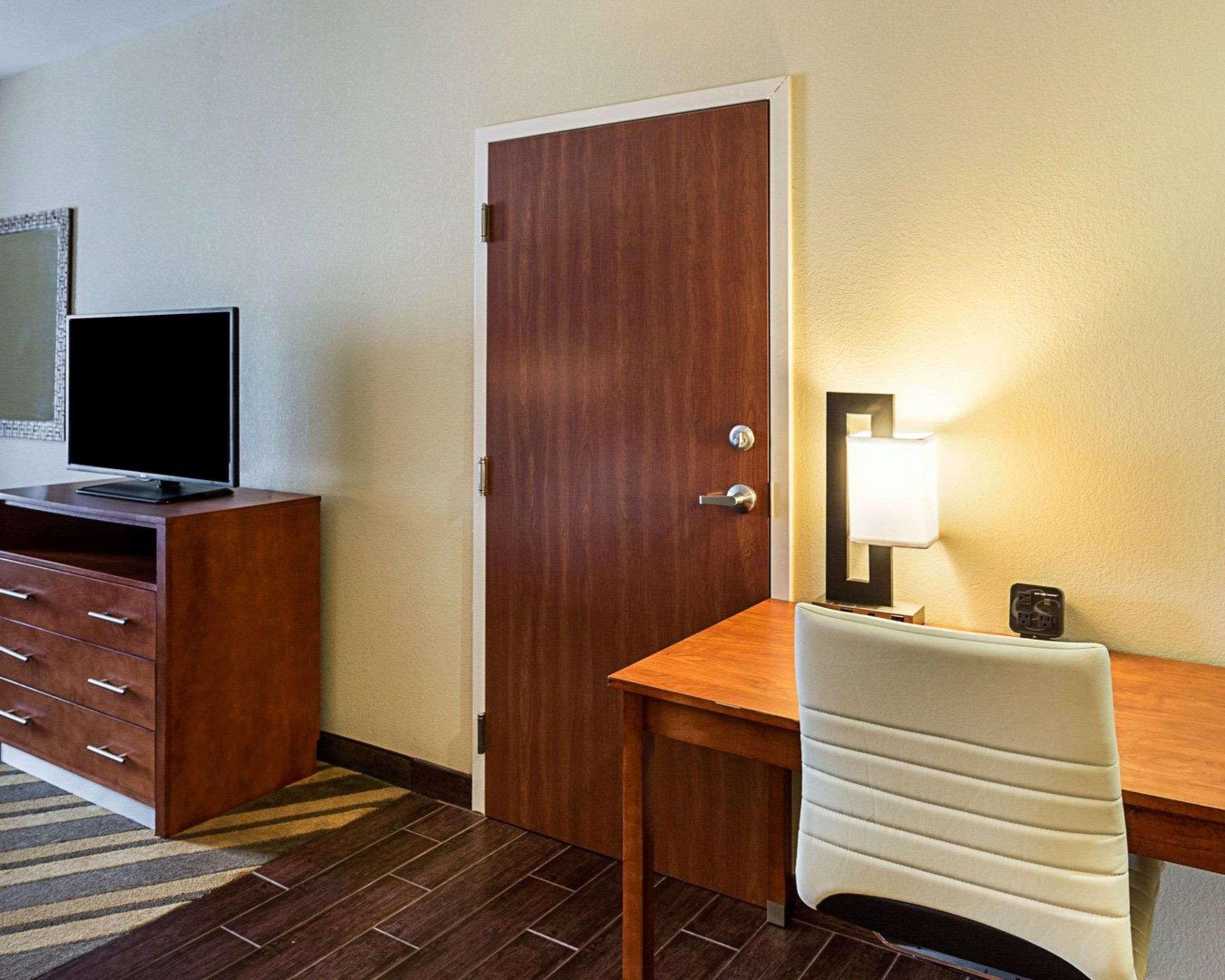 Comfort Suites Near Tanger Outlet Mall Gonzales Zewnętrze zdjęcie